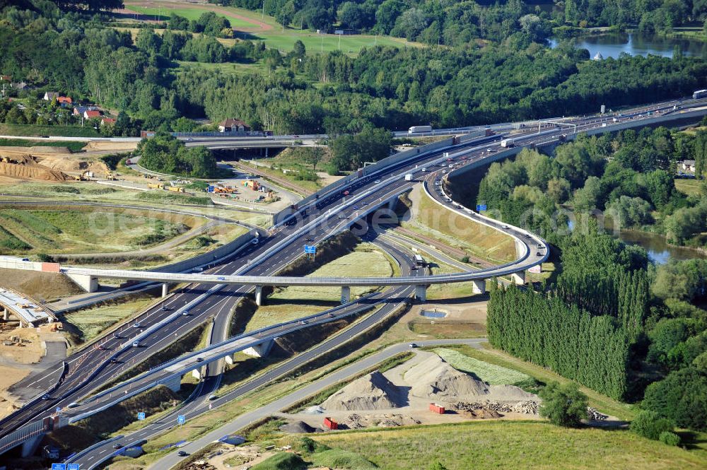 Braunschweig from above - Blick auf den Um- und Ausbau des Autobahndreiecks Braunschweig-Südwest an der Autobahn A29 / A 391 in Niedersachsen. Der EUROVIA Baukonzern errichtet hier einige Brückenneubauten. Bauherr ist die Niedersächsische Landesbehörde für Straßenbau und Verkehr. View of the implementation and expansion of the motorway junction Brunswick-southwest along the freeway A29 / A 395 in Lower Saxony. The construction company EUROVIA built here are some new bridges. Owner is the Lower Saxony state authorities for road construction and transport.