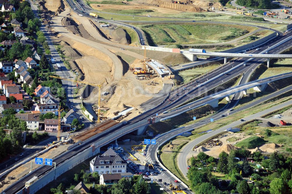 Aerial photograph Braunschweig - Blick auf den Um- und Ausbau des Autobahndreiecks Braunschweig-Südwest an der Autobahn A29 / A 391 in Niedersachsen. Der EUROVIA Baukonzern errichtet hier einige Brückenneubauten. Bauherr ist die Niedersächsische Landesbehörde für Straßenbau und Verkehr. View of the implementation and expansion of the motorway junction Brunswick-southwest along the freeway A29 / A 395 in Lower Saxony. The construction company EUROVIA built here are some new bridges. Owner is the Lower Saxony state authorities for road construction and transport.