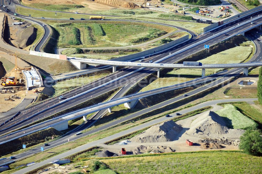 Aerial image Braunschweig - Blick auf den Um- und Ausbau des Autobahndreiecks Braunschweig-Südwest an der Autobahn A29 / A 391 in Niedersachsen. Der EUROVIA Baukonzern errichtet hier einige Brückenneubauten. Bauherr ist die Niedersächsische Landesbehörde für Straßenbau und Verkehr. View of the implementation and expansion of the motorway junction Brunswick-southwest along the freeway A29 / A 395 in Lower Saxony. The construction company EUROVIA built here are some new bridges. Owner is the Lower Saxony state authorities for road construction and transport.