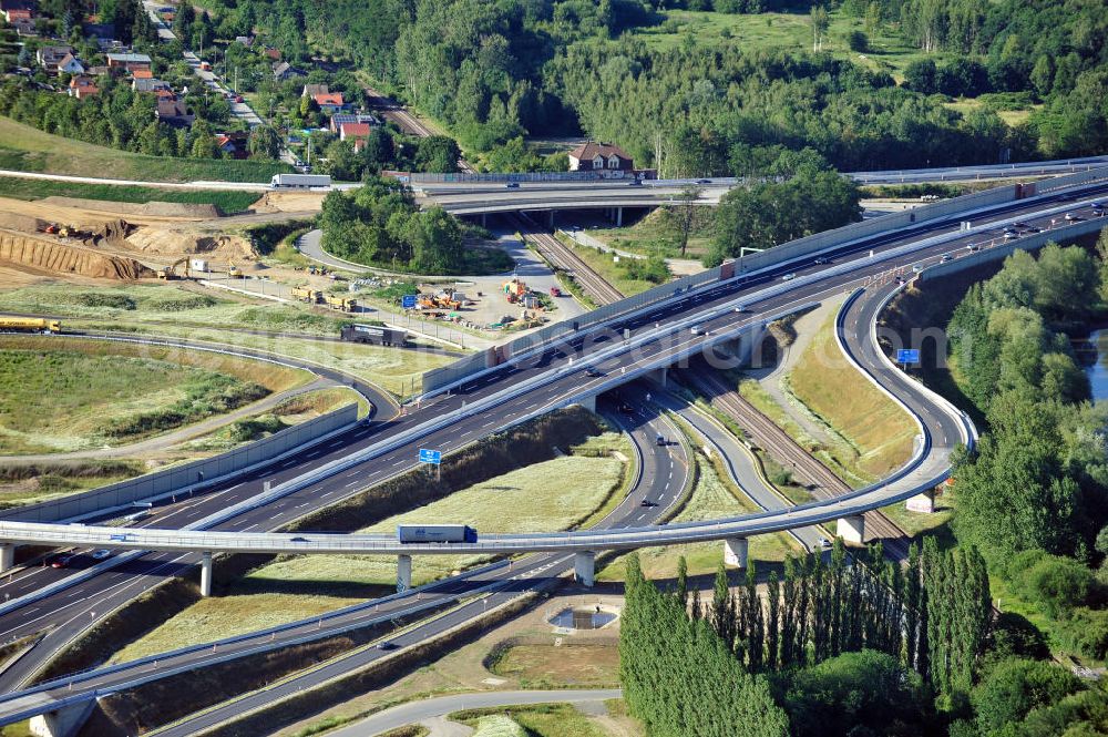 Aerial photograph Braunschweig - Blick auf den Um- und Ausbau des Autobahndreiecks Braunschweig-Südwest an der Autobahn A29 / A 391 in Niedersachsen. Der EUROVIA Baukonzern errichtet hier einige Brückenneubauten. Bauherr ist die Niedersächsische Landesbehörde für Straßenbau und Verkehr. View of the implementation and expansion of the motorway junction Brunswick-southwest along the freeway A29 / A 395 in Lower Saxony. The construction company EUROVIA built here are some new bridges. Owner is the Lower Saxony state authorities for road construction and transport.