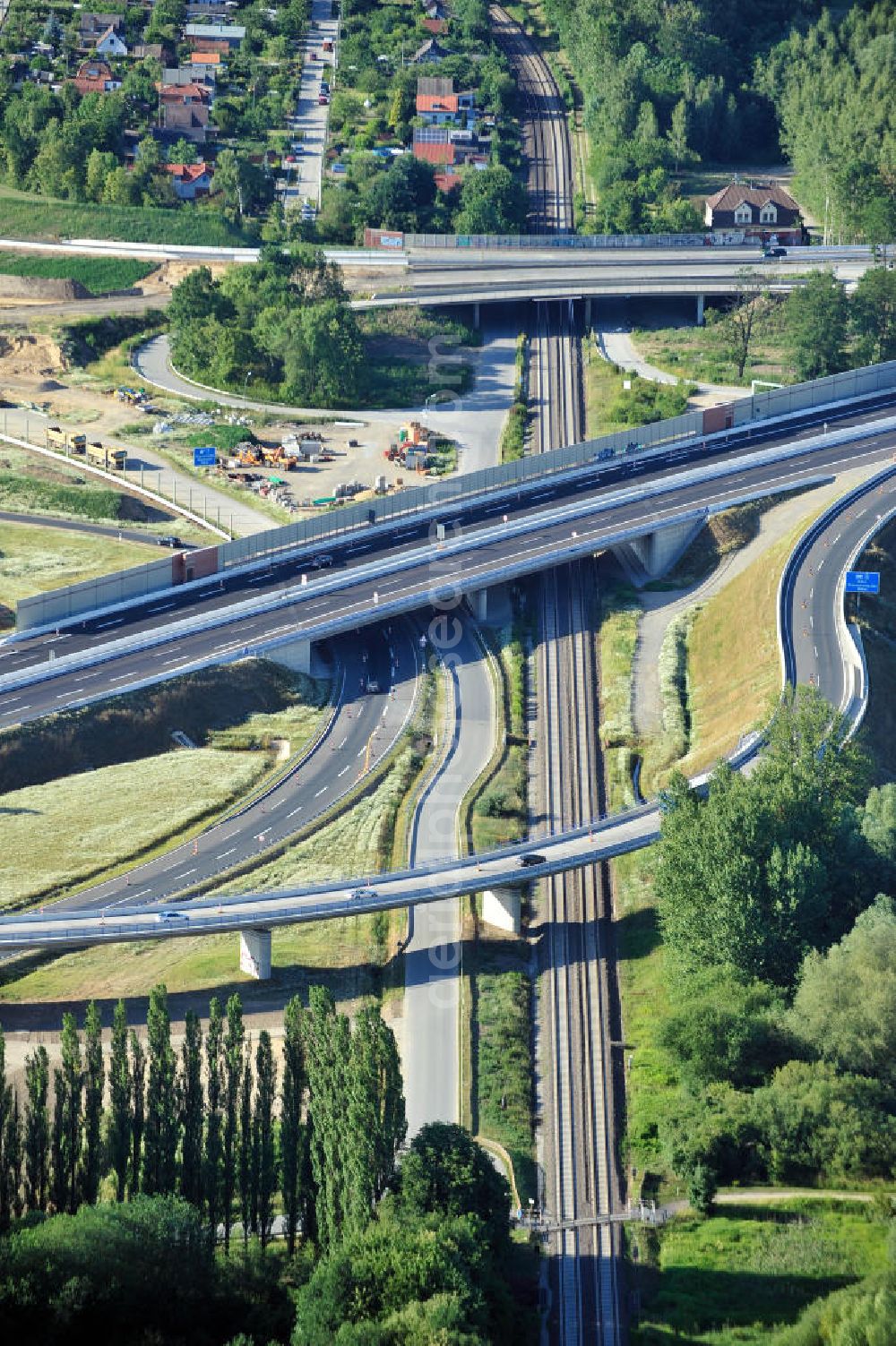 Aerial photograph Braunschweig - Blick auf den Um- und Ausbau des Autobahndreiecks Braunschweig-Südwest an der Autobahn A29 / A 391 in Niedersachsen. Der EUROVIA Baukonzern errichtet hier einige Brückenneubauten. Bauherr ist die Niedersächsische Landesbehörde für Straßenbau und Verkehr. View of the implementation and expansion of the motorway junction Brunswick-southwest along the freeway A29 / A 395 in Lower Saxony. The construction company EUROVIA built here are some new bridges. Owner is the Lower Saxony state authorities for road construction and transport.