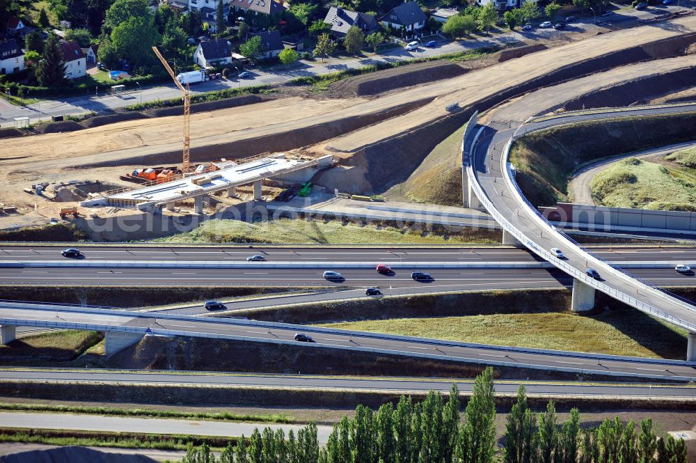 Aerial photograph Braunschweig - Blick auf den Um- und Ausbau des Autobahndreiecks Braunschweig-Südwest an der Autobahn A29 / A 391 in Niedersachsen. Der EUROVIA Baukonzern errichtet hier einige Brückenneubauten. Bauherr ist die Niedersächsische Landesbehörde für Straßenbau und Verkehr. View of the implementation and expansion of the motorway junction Brunswick-southwest along the freeway A29 / A 395 in Lower Saxony. The construction company EUROVIA built here are some new bridges. Owner is the Lower Saxony state authorities for road construction and transport.