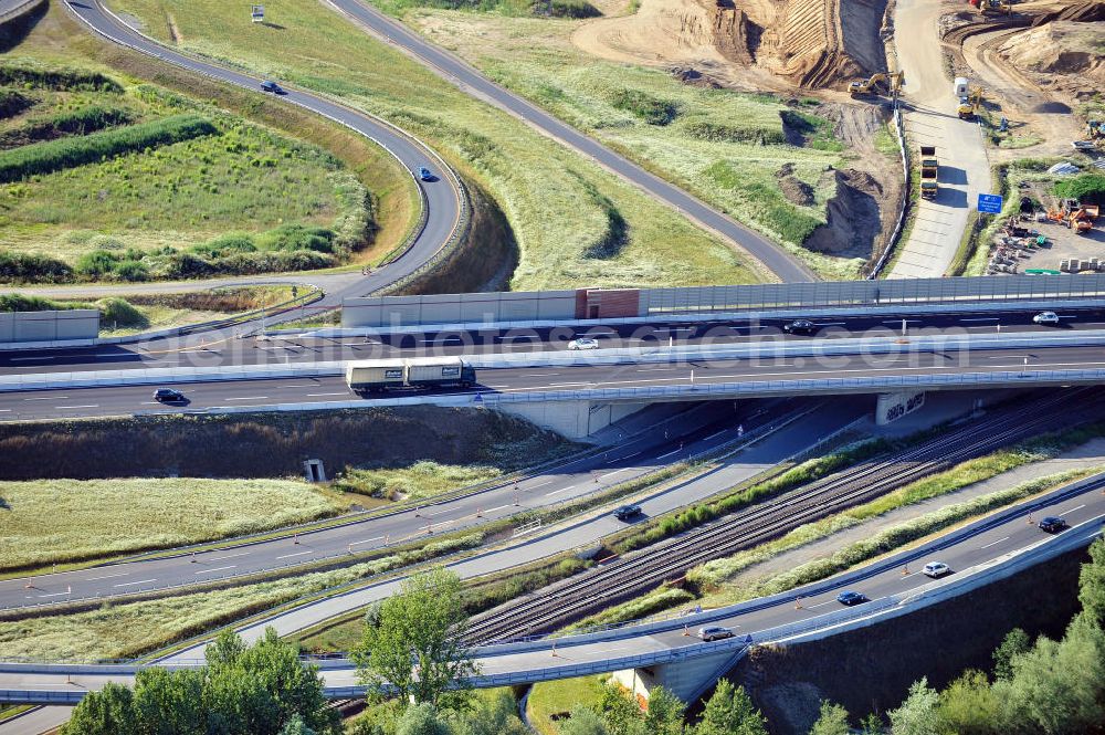 Aerial image Braunschweig - Blick auf den Um- und Ausbau des Autobahndreiecks Braunschweig-Südwest an der Autobahn A29 / A 391 in Niedersachsen. Der EUROVIA Baukonzern errichtet hier einige Brückenneubauten. Bauherr ist die Niedersächsische Landesbehörde für Straßenbau und Verkehr. View of the implementation and expansion of the motorway junction Brunswick-southwest along the freeway A29 / A 395 in Lower Saxony. The construction company EUROVIA built here are some new bridges. Owner is the Lower Saxony state authorities for road construction and transport.