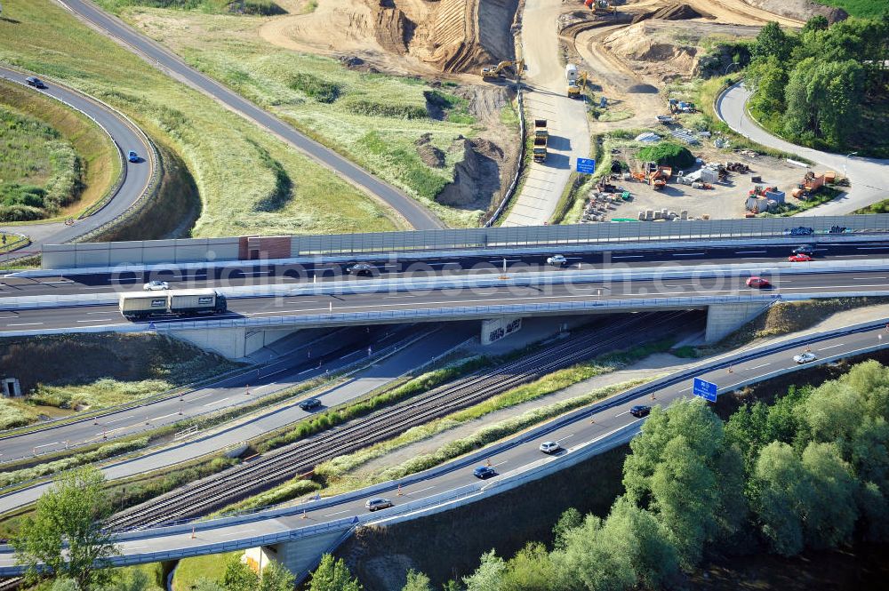 Aerial photograph Braunschweig - Blick auf den Um- und Ausbau des Autobahndreiecks Braunschweig-Südwest an der Autobahn A29 / A 391 in Niedersachsen. Der EUROVIA Baukonzern errichtet hier einige Brückenneubauten. Bauherr ist die Niedersächsische Landesbehörde für Straßenbau und Verkehr. View of the implementation and expansion of the motorway junction Brunswick-southwest along the freeway A29 / A 395 in Lower Saxony. The construction company EUROVIA built here are some new bridges. Owner is the Lower Saxony state authorities for road construction and transport.