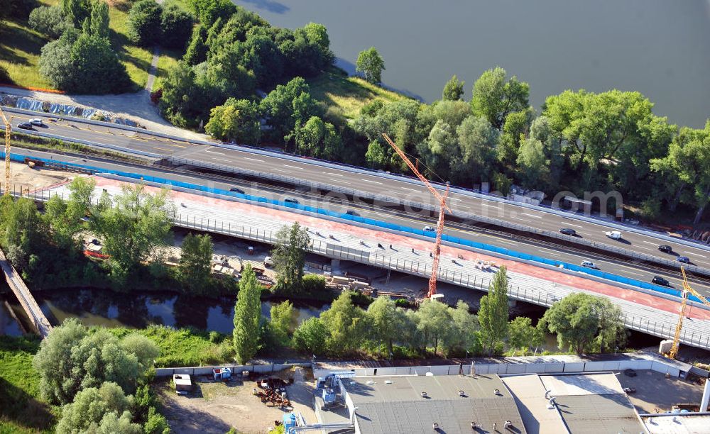 Braunschweig from the bird's eye view: Blick auf den Um- und Ausbau des Autobahndreiecks Braunschweig-Südwest an der Autobahn A29 / A 391 in Niedersachsen. Der EUROVIA Baukonzern errichtet hier einige Brückenneubauten. Bauherr ist die Niedersächsische Landesbehörde für Straßenbau und Verkehr. View of the implementation and expansion of the motorway junction Brunswick-southwest along the freeway A29 / A 395 in Lower Saxony. The construction company EUROVIA built here are some new bridges. Owner is the Lower Saxony state authorities for road construction and transport.