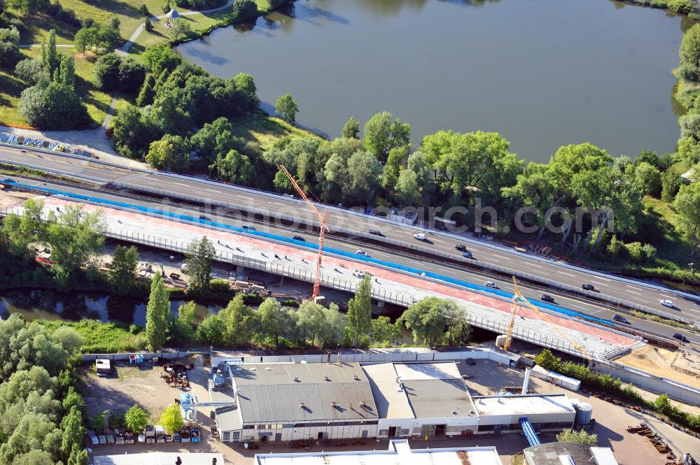 Aerial image Braunschweig - Blick auf den Um- und Ausbau des Autobahndreiecks Braunschweig-Südwest an der Autobahn A29 / A 391 in Niedersachsen. Der EUROVIA Baukonzern errichtet hier einige Brückenneubauten. Bauherr ist die Niedersächsische Landesbehörde für Straßenbau und Verkehr. View of the implementation and expansion of the motorway junction Brunswick-southwest along the freeway A29 / A 395 in Lower Saxony. The construction company EUROVIA built here are some new bridges. Owner is the Lower Saxony state authorities for road construction and transport.