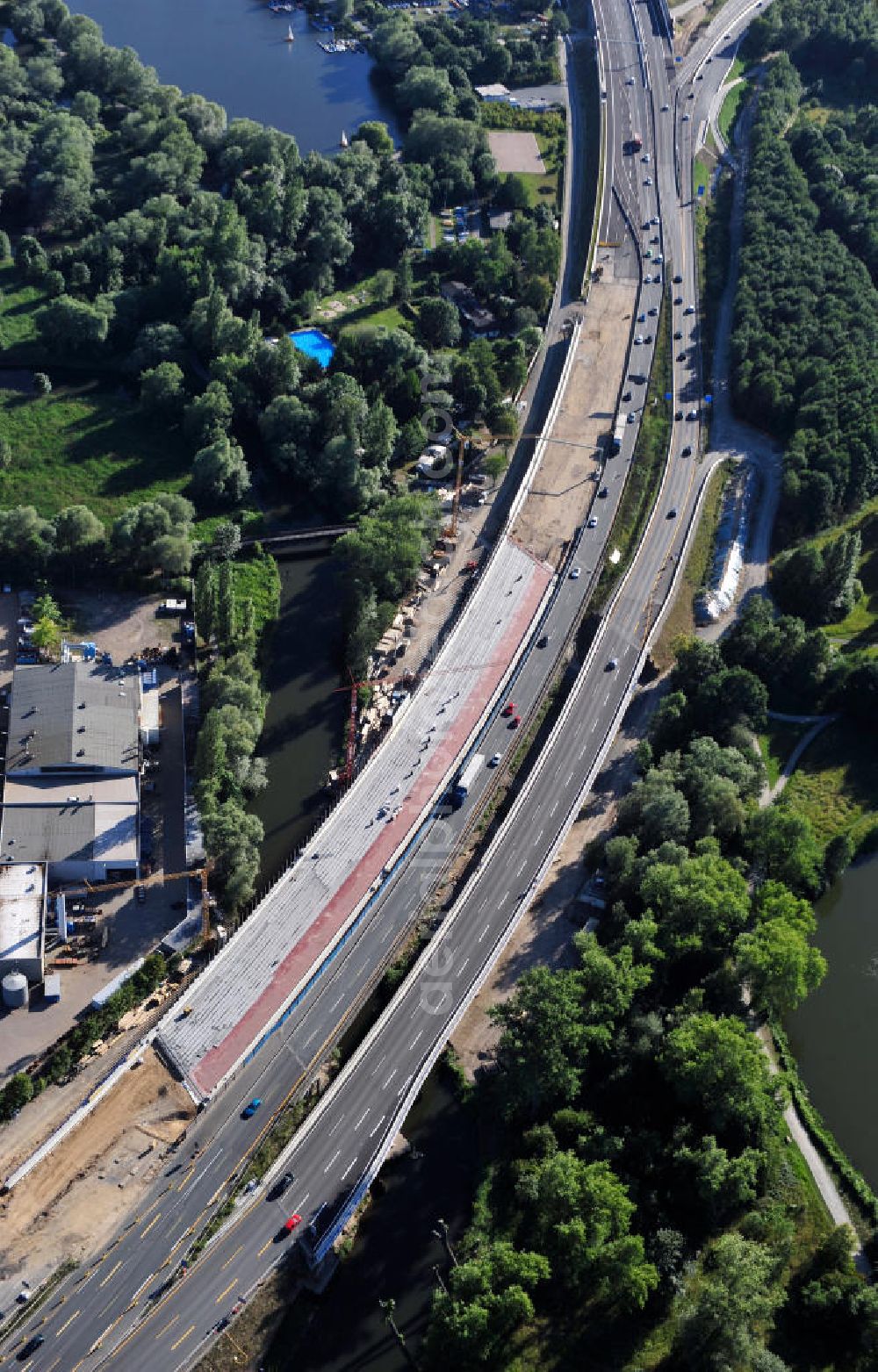 Aerial photograph Braunschweig - Blick auf den Um- und Ausbau des Autobahndreiecks Braunschweig-Südwest an der Autobahn A29 / A 391 in Niedersachsen. Der EUROVIA Baukonzern errichtet hier einige Brückenneubauten. Bauherr ist die Niedersächsische Landesbehörde für Straßenbau und Verkehr. View of the implementation and expansion of the motorway junction Brunswick-southwest along the freeway A29 / A 395 in Lower Saxony. The construction company EUROVIA built here are some new bridges. Owner is the Lower Saxony state authorities for road construction and transport.