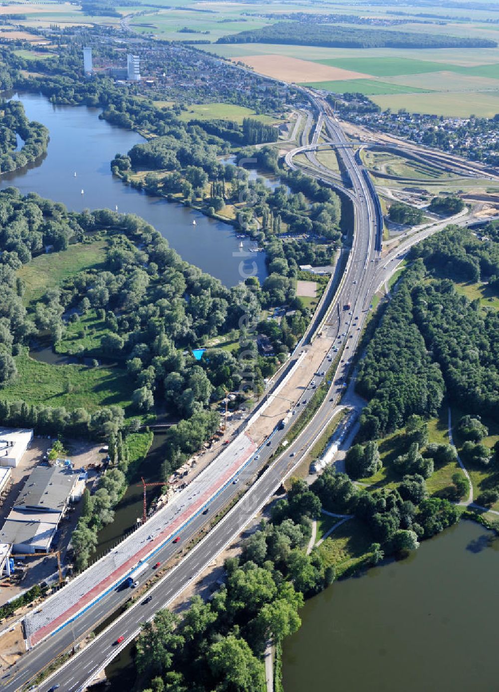 Braunschweig from above - Blick auf den Um- und Ausbau des Autobahndreiecks Braunschweig-Südwest an der Autobahn A29 / A 391 in Niedersachsen. Der EUROVIA Baukonzern errichtet hier einige Brückenneubauten. Bauherr ist die Niedersächsische Landesbehörde für Straßenbau und Verkehr. View of the implementation and expansion of the motorway junction Brunswick-southwest along the freeway A29 / A 395 in Lower Saxony. The construction company EUROVIA built here are some new bridges. Owner is the Lower Saxony state authorities for road construction and transport.