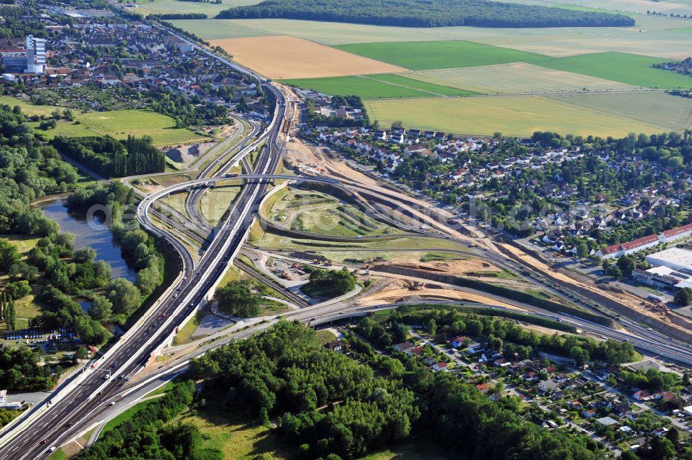 Braunschweig from the bird's eye view: Blick auf den Um- und Ausbau des Autobahndreiecks Braunschweig-Südwest an der Autobahn A29 / A 391 in Niedersachsen. Der EUROVIA Baukonzern errichtet hier einige Brückenneubauten. Bauherr ist die Niedersächsische Landesbehörde für Straßenbau und Verkehr. View of the implementation and expansion of the motorway junction Brunswick-southwest along the freeway A29 / A 395 in Lower Saxony. The construction company EUROVIA built here are some new bridges. Owner is the Lower Saxony state authorities for road construction and transport.