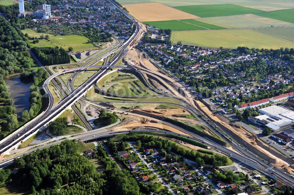 Aerial photograph Braunschweig - Blick auf den Um- und Ausbau des Autobahndreiecks Braunschweig-Südwest an der Autobahn A29 / A 391 in Niedersachsen. Der EUROVIA Baukonzern errichtet hier einige Brückenneubauten. Bauherr ist die Niedersächsische Landesbehörde für Straßenbau und Verkehr. View of the implementation and expansion of the motorway junction Brunswick-southwest along the freeway A29 / A 395 in Lower Saxony. The construction company EUROVIA built here are some new bridges. Owner is the Lower Saxony state authorities for road construction and transport.