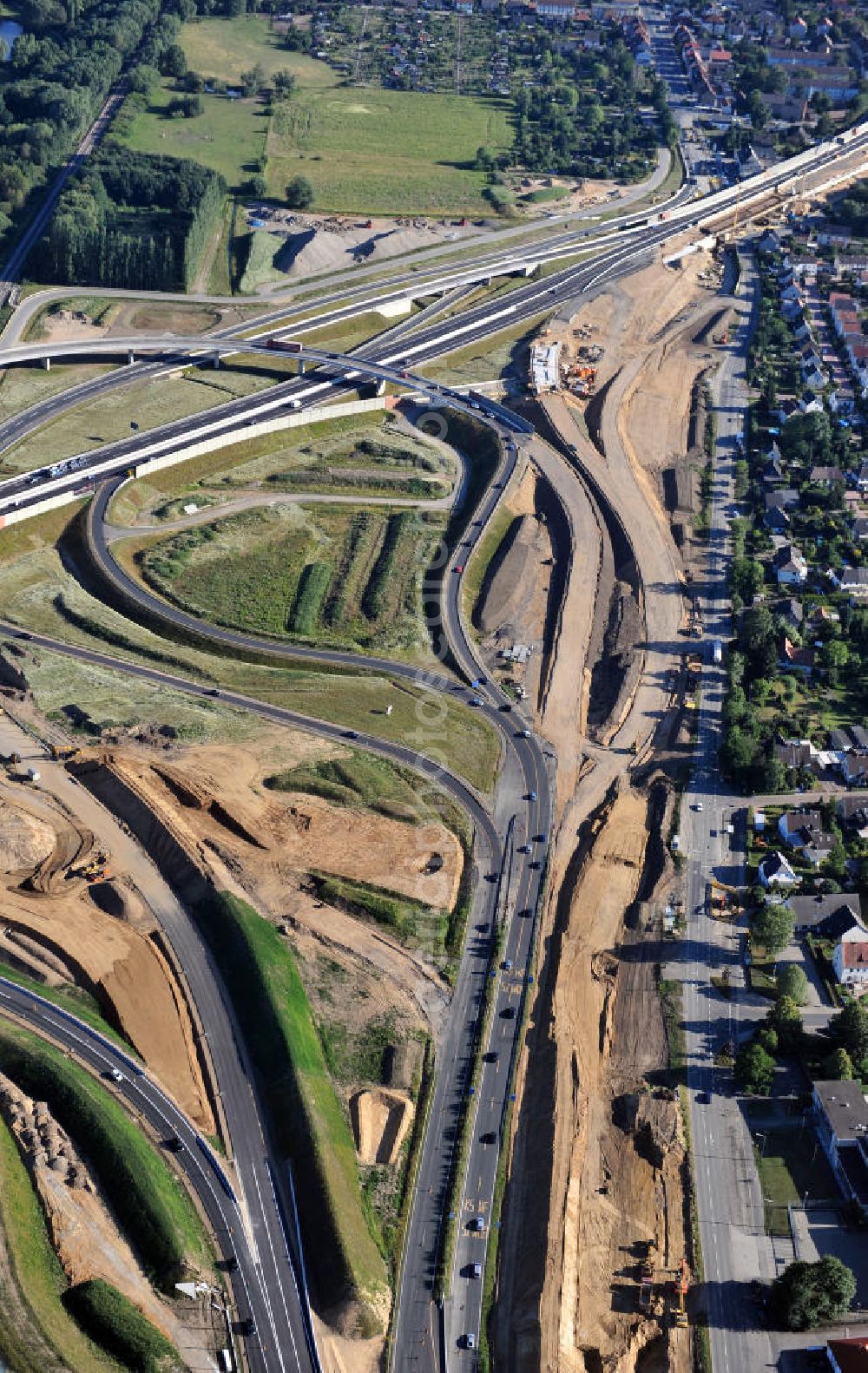 Braunschweig from the bird's eye view: Blick auf den Um- und Ausbau des Autobahndreiecks Braunschweig-Südwest an der Autobahn A29 / A 391 in Niedersachsen. Der EUROVIA Baukonzern errichtet hier einige Brückenneubauten. Bauherr ist die Niedersächsische Landesbehörde für Straßenbau und Verkehr. View of the implementation and expansion of the motorway junction Brunswick-southwest along the freeway A29 / A 395 in Lower Saxony. The construction company EUROVIA built here are some new bridges. Owner is the Lower Saxony state authorities for road construction and transport.