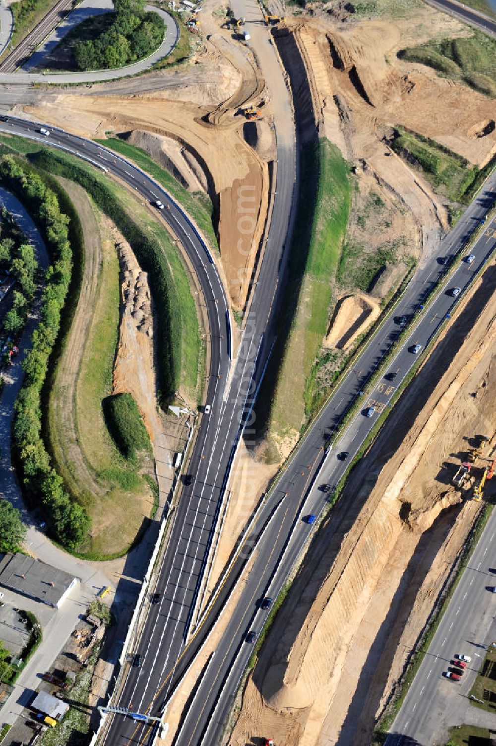 Aerial image Braunschweig - Blick auf den Um- und Ausbau des Autobahndreiecks Braunschweig-Südwest an der Autobahn A29 / A 391 in Niedersachsen. Der EUROVIA Baukonzern errichtet hier einige Brückenneubauten. Bauherr ist die Niedersächsische Landesbehörde für Straßenbau und Verkehr. View of the implementation and expansion of the motorway junction Brunswick-southwest along the freeway A29 / A 395 in Lower Saxony. The construction company EUROVIA built here are some new bridges. Owner is the Lower Saxony state authorities for road construction and transport.