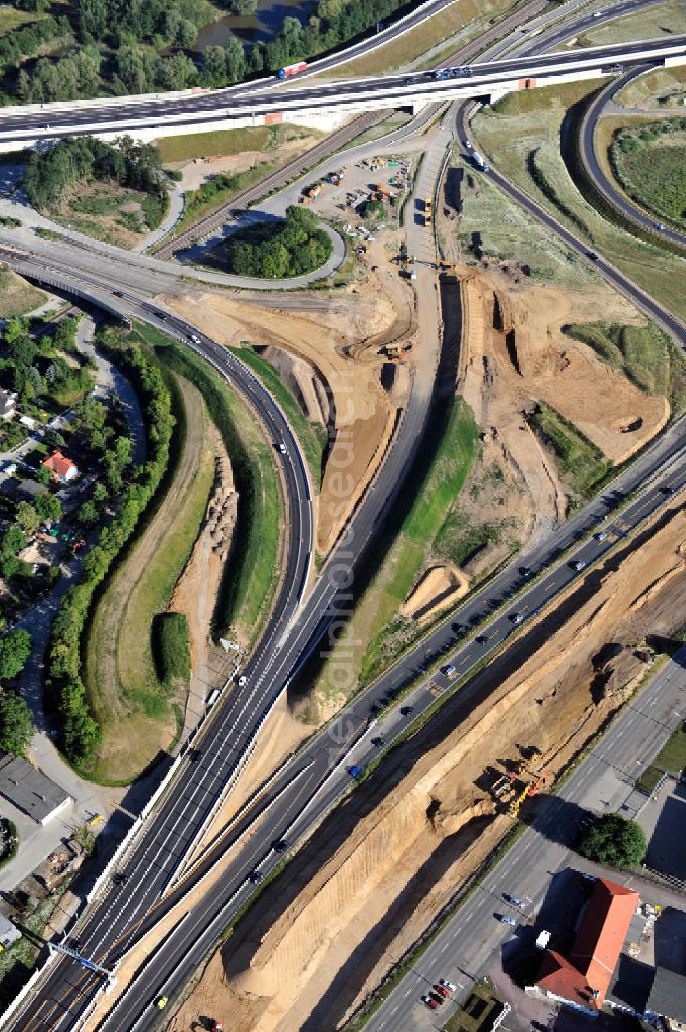 Aerial photograph Braunschweig - Blick auf den Um- und Ausbau des Autobahndreiecks Braunschweig-Südwest an der Autobahn A29 / A 391 in Niedersachsen. Der EUROVIA Baukonzern errichtet hier einige Brückenneubauten. Bauherr ist die Niedersächsische Landesbehörde für Straßenbau und Verkehr. View of the implementation and expansion of the motorway junction Brunswick-southwest along the freeway A29 / A 395 in Lower Saxony. The construction company EUROVIA built here are some new bridges. Owner is the Lower Saxony state authorities for road construction and transport.