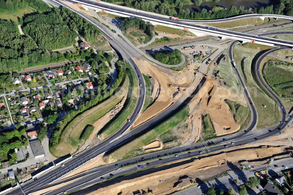 Braunschweig from the bird's eye view: Blick auf den Um- und Ausbau des Autobahndreiecks Braunschweig-Südwest an der Autobahn A29 / A 391 in Niedersachsen. Der EUROVIA Baukonzern errichtet hier einige Brückenneubauten. Bauherr ist die Niedersächsische Landesbehörde für Straßenbau und Verkehr. View of the implementation and expansion of the motorway junction Brunswick-southwest along the freeway A29 / A 395 in Lower Saxony. The construction company EUROVIA built here are some new bridges. Owner is the Lower Saxony state authorities for road construction and transport.