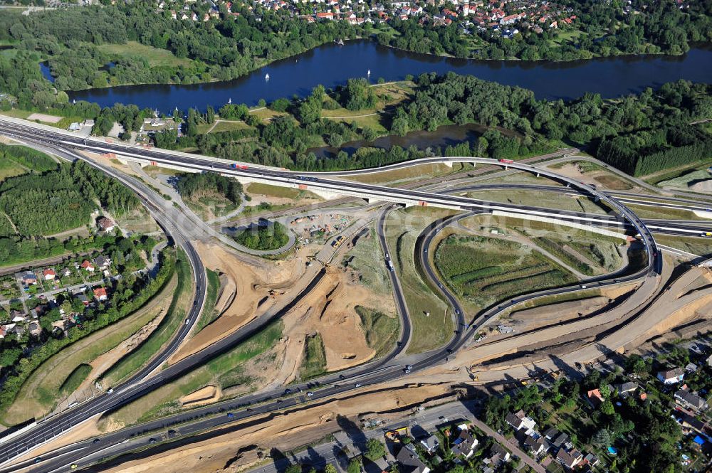 Aerial image Braunschweig - Blick auf den Um- und Ausbau des Autobahndreiecks Braunschweig-Südwest an der Autobahn A29 / A 391 in Niedersachsen. Der EUROVIA Baukonzern errichtet hier einige Brückenneubauten. Bauherr ist die Niedersächsische Landesbehörde für Straßenbau und Verkehr. View of the implementation and expansion of the motorway junction Brunswick-southwest along the freeway A29 / A 395 in Lower Saxony. The construction company EUROVIA built here are some new bridges. Owner is the Lower Saxony state authorities for road construction and transport.