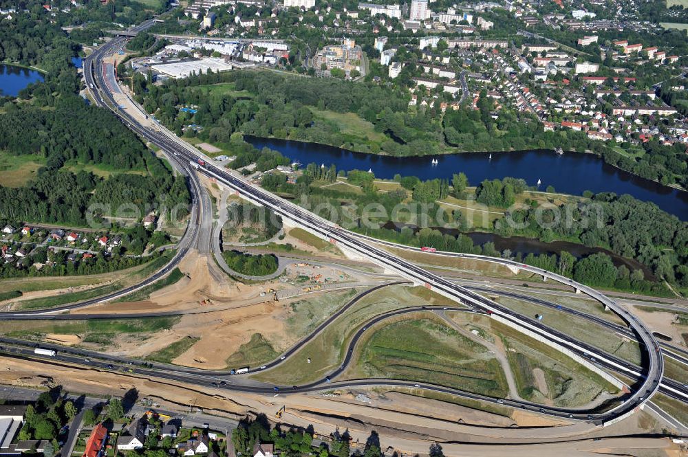 Aerial photograph Braunschweig - Blick auf den Um- und Ausbau des Autobahndreiecks Braunschweig-Südwest an der Autobahn A29 / A 391 in Niedersachsen. Der EUROVIA Baukonzern errichtet hier einige Brückenneubauten. Bauherr ist die Niedersächsische Landesbehörde für Straßenbau und Verkehr. View of the implementation and expansion of the motorway junction Brunswick-southwest along the freeway A29 / A 395 in Lower Saxony. The construction company EUROVIA built here are some new bridges. Owner is the Lower Saxony state authorities for road construction and transport.