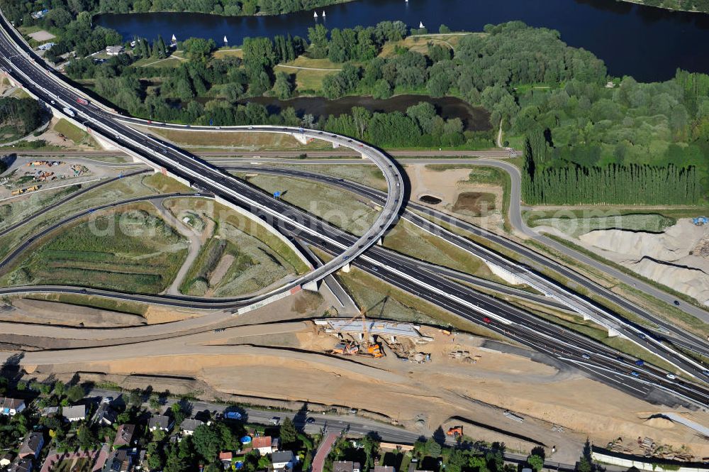 Braunschweig from above - Blick auf den Um- und Ausbau des Autobahndreiecks Braunschweig-Südwest an der Autobahn A29 / A 391 in Niedersachsen. Der EUROVIA Baukonzern errichtet hier einige Brückenneubauten. Bauherr ist die Niedersächsische Landesbehörde für Straßenbau und Verkehr. View of the implementation and expansion of the motorway junction Brunswick-southwest along the freeway A29 / A 395 in Lower Saxony. The construction company EUROVIA built here are some new bridges. Owner is the Lower Saxony state authorities for road construction and transport.