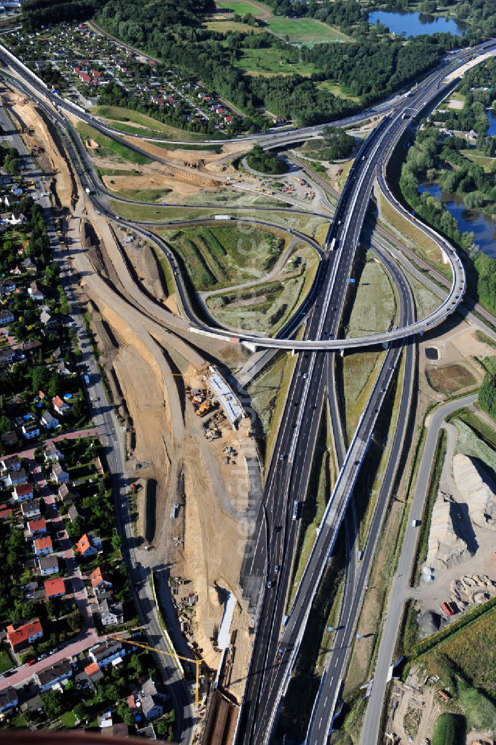 Braunschweig from the bird's eye view: Blick auf den Um- und Ausbau des Autobahndreiecks Braunschweig-Südwest an der Autobahn A29 / A 391 in Niedersachsen. Der EUROVIA Baukonzern errichtet hier einige Brückenneubauten. Bauherr ist die Niedersächsische Landesbehörde für Straßenbau und Verkehr. View of the implementation and expansion of the motorway junction Brunswick-southwest along the freeway A29 / A 395 in Lower Saxony. The construction company EUROVIA built here are some new bridges. Owner is the Lower Saxony state authorities for road construction and transport.