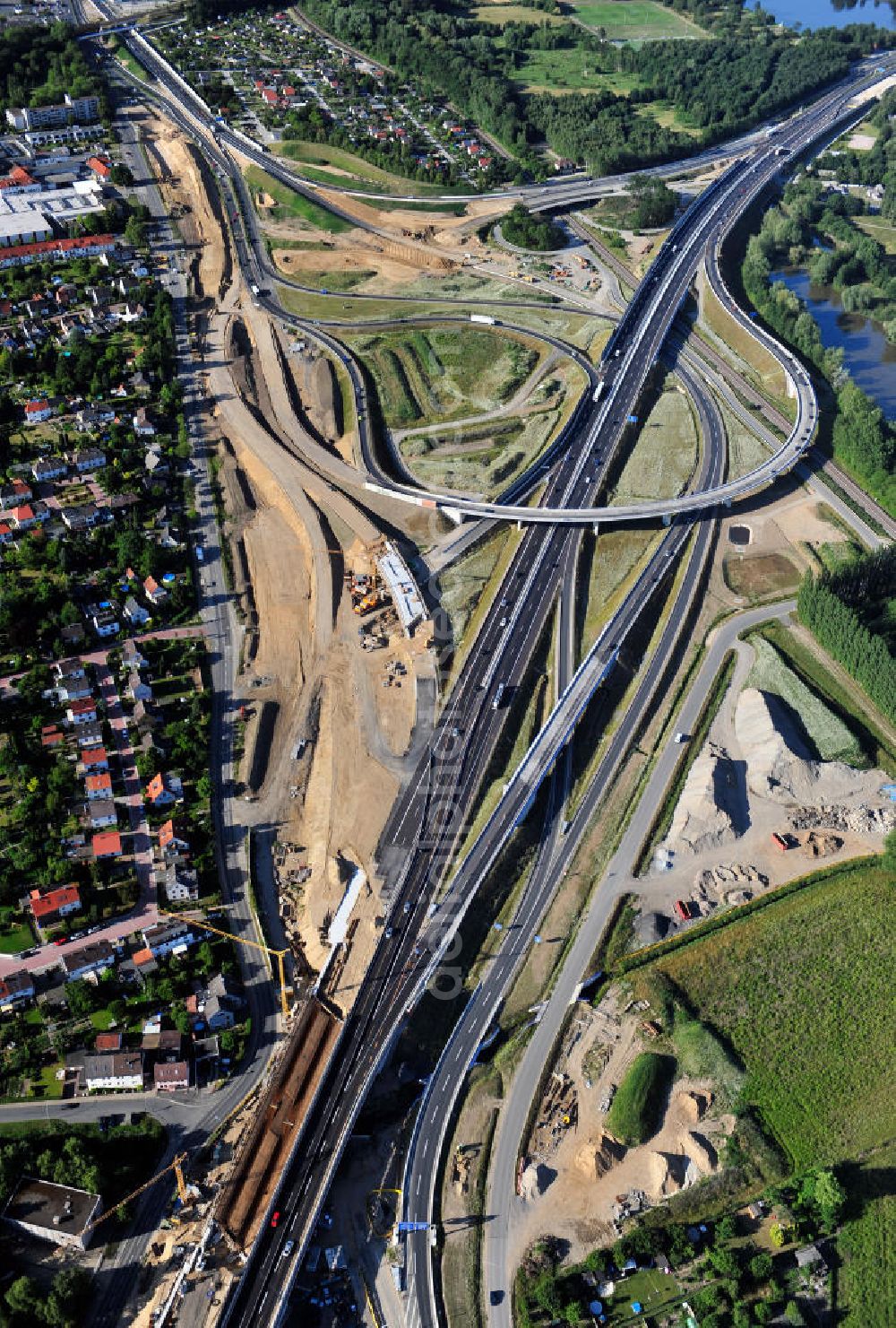 Aerial image Braunschweig - Blick auf den Um- und Ausbau des Autobahndreiecks Braunschweig-Südwest an der Autobahn A29 / A 391 in Niedersachsen. Der EUROVIA Baukonzern errichtet hier einige Brückenneubauten. Bauherr ist die Niedersächsische Landesbehörde für Straßenbau und Verkehr. View of the implementation and expansion of the motorway junction Brunswick-southwest along the freeway A29 / A 395 in Lower Saxony. The construction company EUROVIA built here are some new bridges. Owner is the Lower Saxony state authorities for road construction and transport.