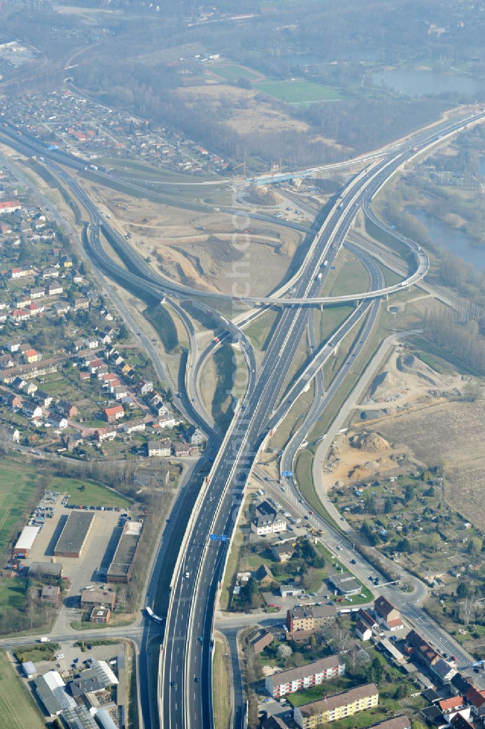 Aerial photograph Braunschweig - View of the implementation and expansion of the motorway junction Brunswick-southwest along the freeway A29 / A 395 in Lower Saxony. The construction company EUROVIA built here are some new bridges. Owner is the Lower Saxony state authorities for road construction and transport