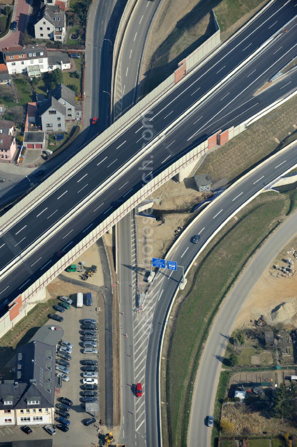 Braunschweig from the bird's eye view: View of the implementation and expansion of the motorway junction Brunswick-southwest along the freeway A29 / A 395 in Lower Saxony. The construction company EUROVIA built here are some new bridges. Owner is the Lower Saxony state authorities for road construction and transport