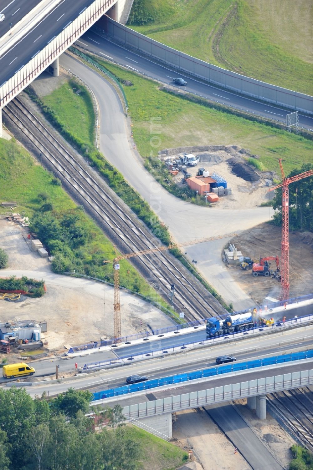 Aerial photograph Braunschweig - View of the implementation and expansion of the motorway junction Brunswick-southwest along the freeway A29 / A 395 in Lower Saxony. The construction company EUROVIA built here are some new bridges. Owner is the Lower Saxony state authorities for road construction and transport