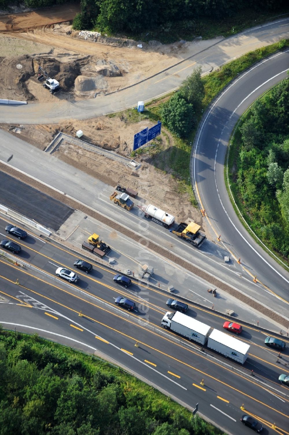 Braunschweig from above - View of the implementation and expansion of the motorway junction Brunswick-southwest along the freeway A29 / A 395 in Lower Saxony. The construction company EUROVIA built here are some new bridges. Owner is the Lower Saxony state authorities for road construction and transport