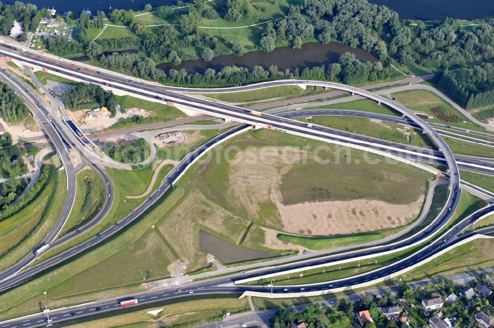 Aerial photograph Braunschweig - View of the implementation and expansion of the motorway junction Brunswick-southwest along the freeway A29 / A 395 in Lower Saxony. The construction company EUROVIA built here are some new bridges. Owner is the Lower Saxony state authorities for road construction and transport