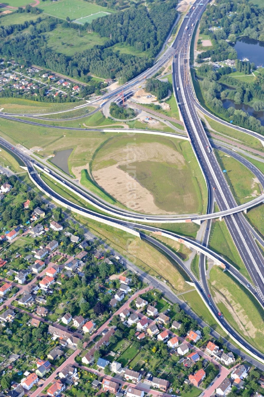 Aerial image Braunschweig - View of the implementation and expansion of the motorway junction Brunswick-southwest along the freeway A29 / A 395 in Lower Saxony. The construction company EUROVIA built here are some new bridges. Owner is the Lower Saxony state authorities for road construction and transport