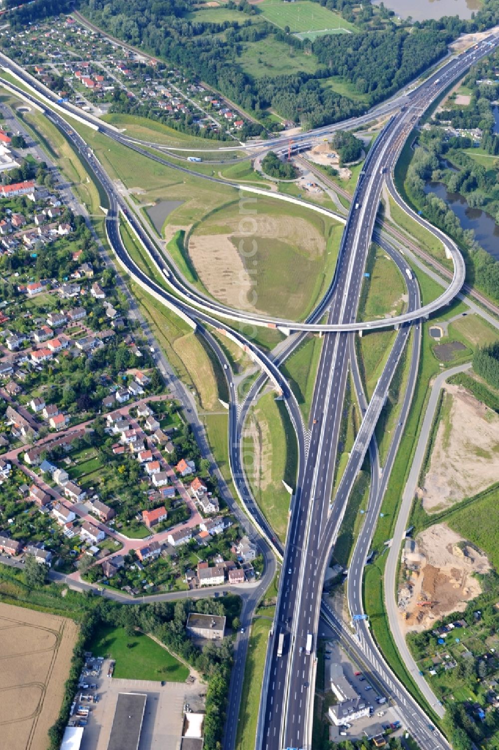 Aerial photograph Braunschweig - View of the implementation and expansion of the motorway junction Brunswick-southwest along the freeway A29 / A 395 in Lower Saxony. The construction company EUROVIA built here are some new bridges. Owner is the Lower Saxony state authorities for road construction and transport