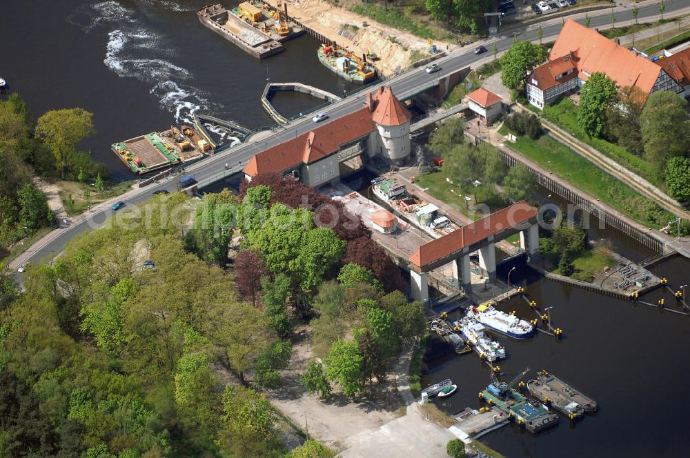 Aerial image Kleinmachnow - Die Schleuse Kleinmachnow liegt im Teltowkanal und besteht aus 3 Schleusenkammern und einem Wehrdurchlass (Freiarche). Die zwei 67 m langen Schleusenkammern (im Bild links) wurden 1905 in Mauerwerksbauweise errichtet. 1940 wurde eine 3. Schleusenkammer in Spundwandbauweise erbaut, die Schiffe bis 85 m Länge schleusen kann. Die gesamte Anlage einschließlich Brücke und Schleusenstand steht unter Denkmalschutz. Im Rahmen des Verkehrsprojektes Deutsche Einheit Nr. 17 soll hier eine neue Schleuse gebaut werden, die von bis zu 185 m langen Schiffsverbänden passiert werden kann. Die Planung sieht eine 190 m lange Kammer in der vorhandenen Nordkammer vor.