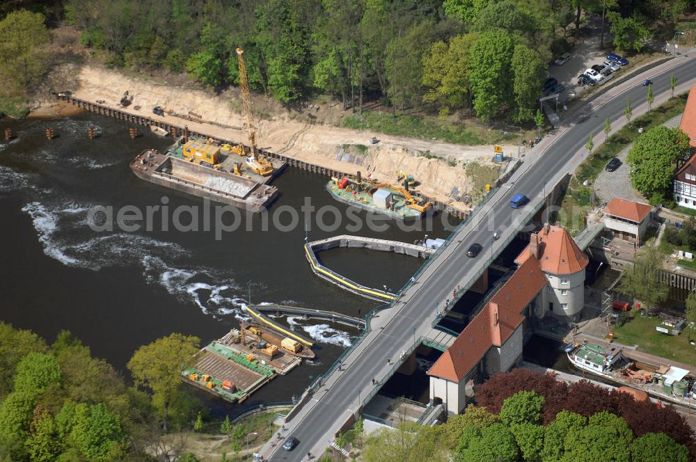 Aerial photograph Kleinmachnow - Die Schleuse Kleinmachnow liegt im Teltowkanal und besteht aus 3 Schleusenkammern und einem Wehrdurchlass (Freiarche). Die zwei 67 m langen Schleusenkammern (im Bild links) wurden 1905 in Mauerwerksbauweise errichtet. 1940 wurde eine 3. Schleusenkammer in Spundwandbauweise erbaut, die Schiffe bis 85 m Länge schleusen kann. Die gesamte Anlage einschließlich Brücke und Schleusenstand steht unter Denkmalschutz. Im Rahmen des Verkehrsprojektes Deutsche Einheit Nr. 17 soll hier eine neue Schleuse gebaut werden, die von bis zu 185 m langen Schiffsverbänden passiert werden kann. Die Planung sieht eine 190 m lange Kammer in der vorhandenen Nordkammer vor.