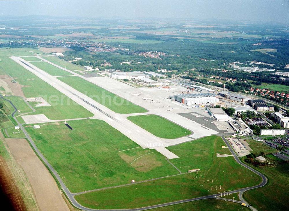 Dresden - Klotsche from the bird's eye view: Um- und Ausbauarbeiten am Flughafen Dredsen - Klotsche.