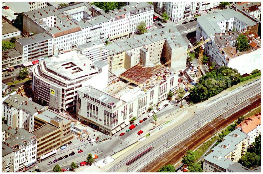 Berlin from the bird's eye view: 03.06.2004 Berlin-Charlottenburg Bau des Kant-Center mit Um- und Erweiterungsbau am C&A-Kaufhaus am Bahnhof Charlottenburg.