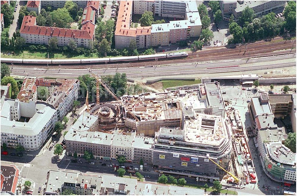 Berlin from the bird's eye view: 23.07.2004 Berlin-Charlottenburg Bau des Kant-Center mit Um- und Erweiterungsbau am C&A-Kaufhaus am Bahnhof Charlottenburg.