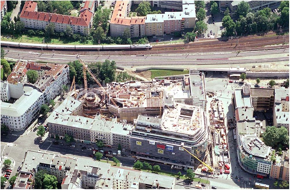 Aerial image Berlin - 23.07.2004 Berlin-Charlottenburg Bau des Kant-Center mit Um- und Erweiterungsbau am C&A-Kaufhaus am Bahnhof Charlottenburg.