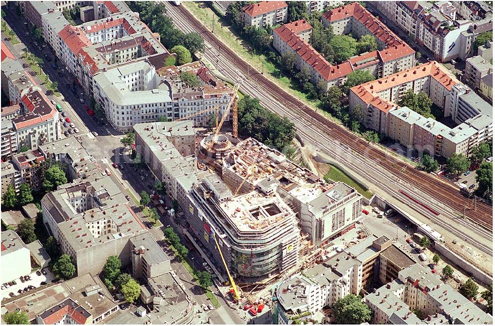 Aerial photograph Berlin - 23.07.2004 Berlin-Charlottenburg Bau des Kant-Center mit Um- und Erweiterungsbau am C&A-Kaufhaus am Bahnhof Charlottenburg.