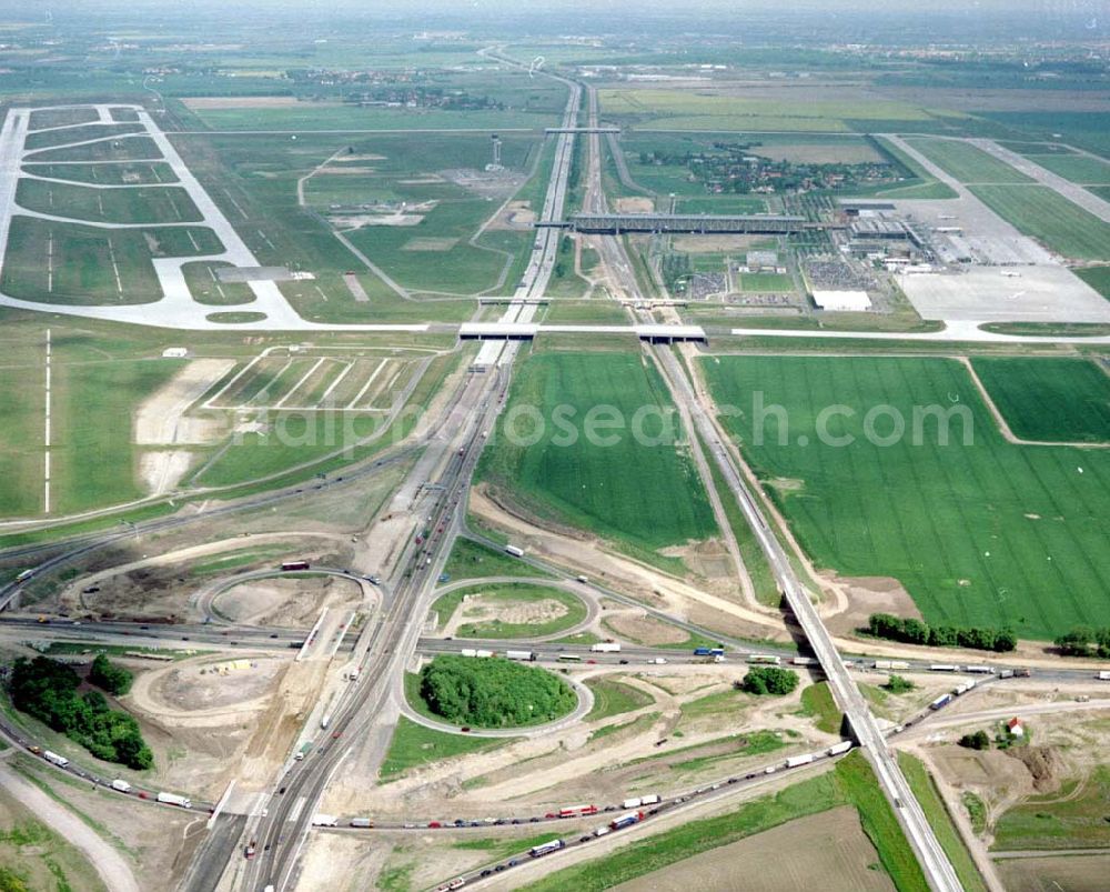 Schkeuditz bei Leipzig from above - Um- und Erweiterungsbaustellen am Schkeuditzer Kreuz am Flughafen Leipzig - Halle.