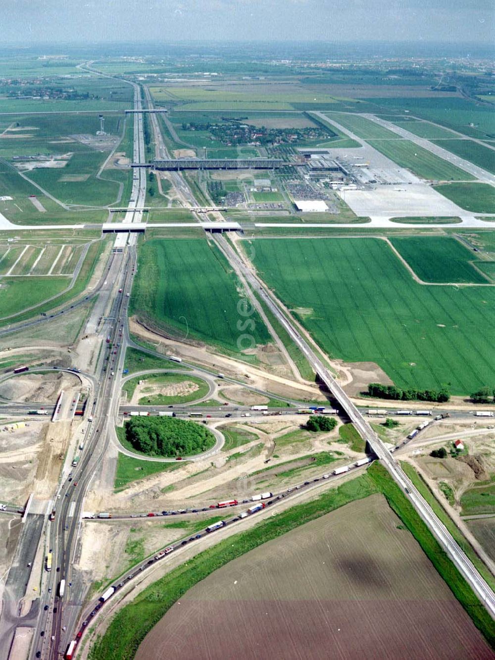 Schkeuditz bei Leipzig from the bird's eye view: Um- und Erweiterungsbaustellen am Schkeuditzer Kreuz am Flughafen Leipzig - Halle.