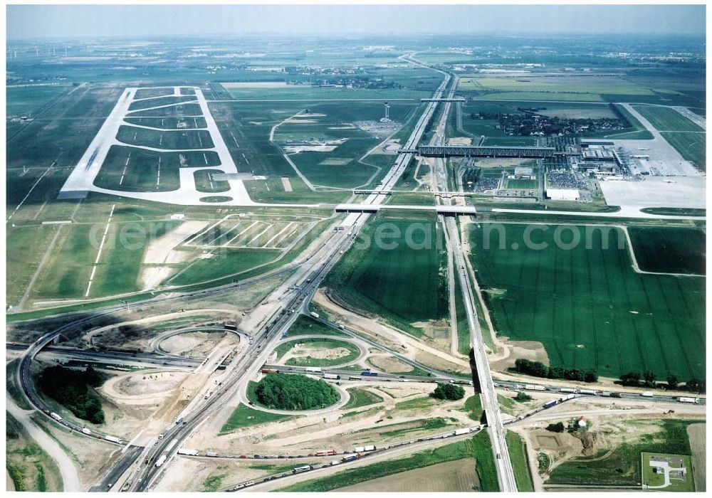 Schkeuditz bei Leipzig from above - Um- und Erweiterungsbaustellen am Schkeuditzer Kreuz am Flughafen Leipzig - Halle.