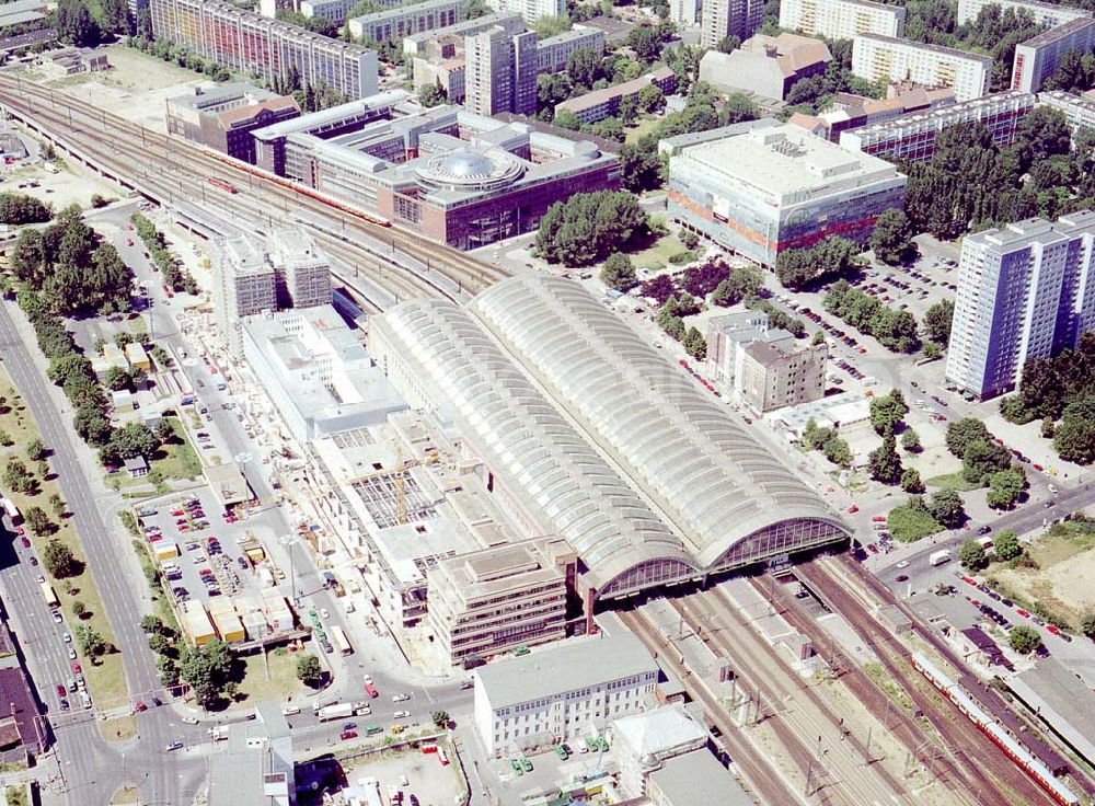 Aerial image Berlin - Friedrichshain - Um- und Erweiterungsbauten am Berliner Osrtbahnhof in Berlin-Friedrichshain.