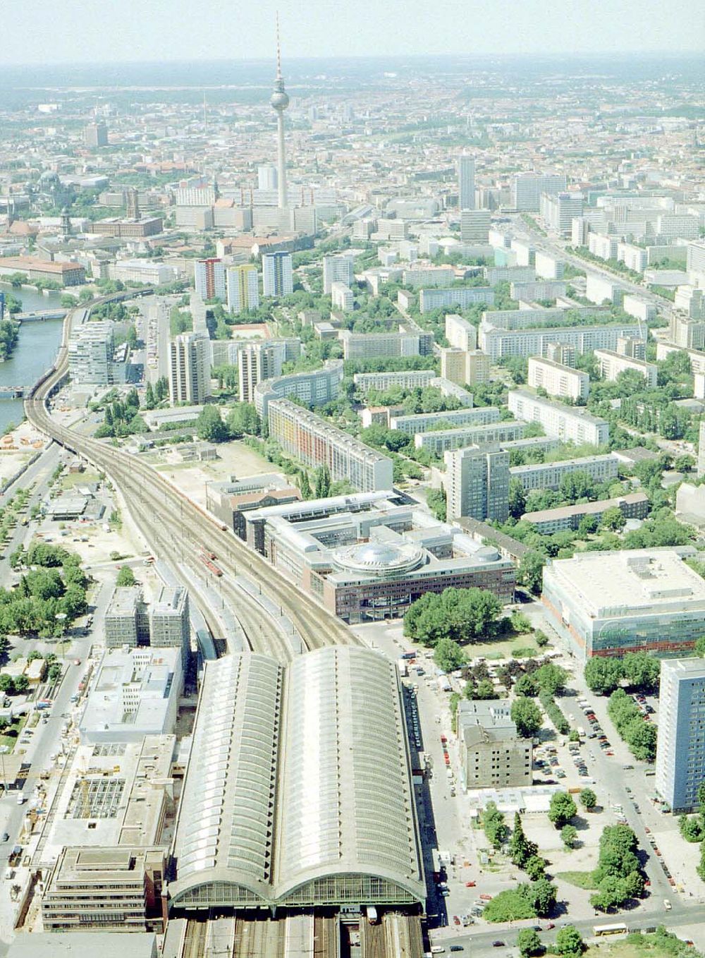 Aerial photograph Berlin - Friedrichshain - Um- und Erweiterungsbauten am Berliner Osrtbahnhof in Berlin-Friedrichshain.