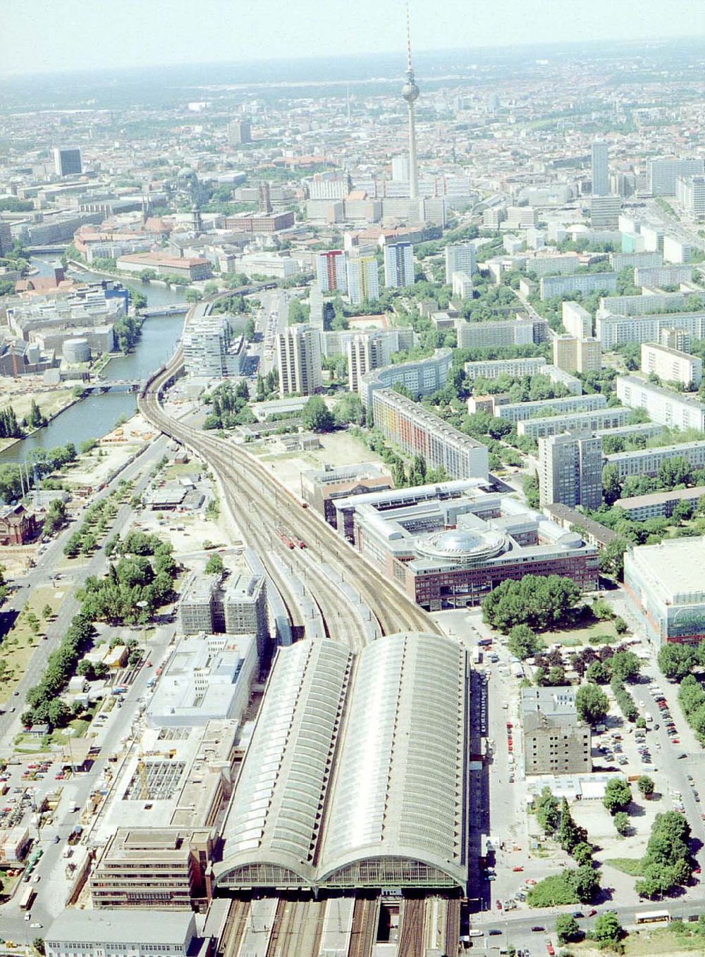 Berlin - Friedrichshain from above - Um- und Erweiterungsbauten am Berliner Osrtbahnhof in Berlin-Friedrichshain.