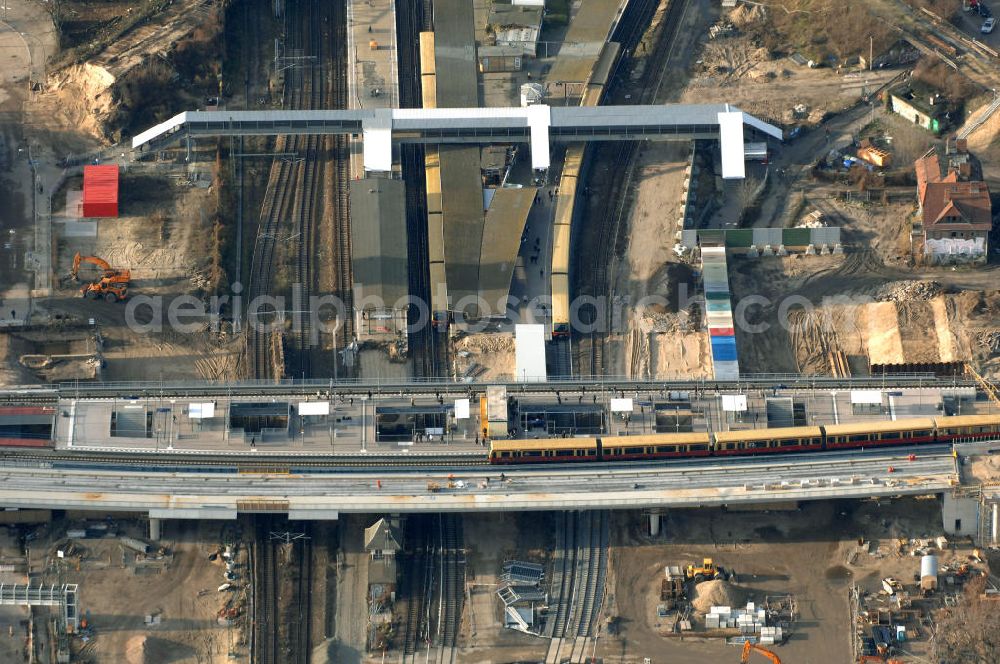 Berlin from above - Blick auf den Um- und Neubau des Berliner S-Bahnhofs Ostkreuz. Der Bahnhof wurde bereits im Jahr 1882 eröffnet und ist somit stark sanierungsbedürftig. Teile der Neubauten führt die EUROVIA Beton GmbH aus. Weiterhin beteiligt ist das Unternehmen VEPRO Verkehrsbauprojekt GmbH. Kontakt EUROVIA: EUROVIA BEton GmbH, Niederlassung Ingenieurbau und Zweigniederlassung Cottbus, Gewerbeparkstraße 17, 03099 Kolkwitz, Tel. +49(0)355 35552 3, Fax +49(0)355 35552 52, EMail: ingenieurbau@eurovia.de; Kontakt VEPRO: Verkehrsbau Projekt GmbH, Storkower Str. 132, 10407 Berlin, Tel. +49(0)30 42194 0, Fax +49(0)30 42194 221