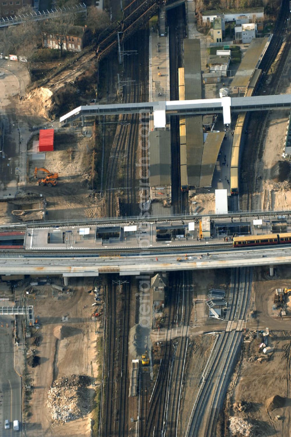 Berlin from the bird's eye view: Blick auf den Um- und Neubau des Berliner S-Bahnhofs Ostkreuz. Der Bahnhof wurde bereits im Jahr 1882 eröffnet und ist somit stark sanierungsbedürftig. Teile der Neubauten führt die EUROVIA Beton GmbH aus. Weiterhin beteiligt ist das Unternehmen VEPRO Verkehrsbauprojekt GmbH. Kontakt EUROVIA: EUROVIA BEton GmbH, Niederlassung Ingenieurbau und Zweigniederlassung Cottbus, Gewerbeparkstraße 17, 03099 Kolkwitz, Tel. +49(0)355 35552 3, Fax +49(0)355 35552 52, EMail: ingenieurbau@eurovia.de; Kontakt VEPRO: Verkehrsbau Projekt GmbH, Storkower Str. 132, 10407 Berlin, Tel. +49(0)30 42194 0, Fax +49(0)30 42194 221