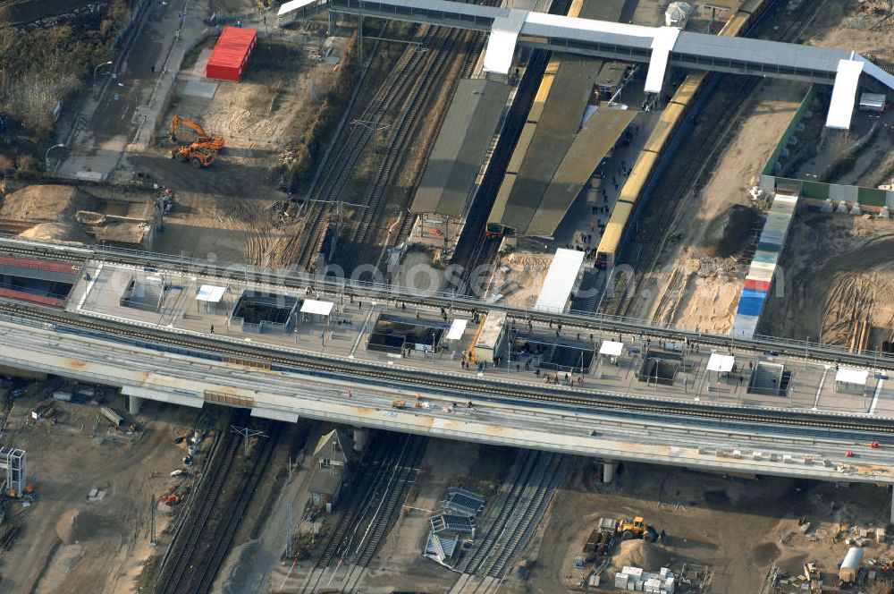 Berlin from the bird's eye view: Blick auf den Um- und Neubau des Berliner S-Bahnhofs Ostkreuz. Der Bahnhof wurde bereits im Jahr 1882 eröffnet und ist somit stark sanierungsbedürftig. Teile der Neubauten führt die EUROVIA Beton GmbH aus. Weiterhin beteiligt ist das Unternehmen VEPRO Verkehrsbauprojekt GmbH. Kontakt EUROVIA: EUROVIA BEton GmbH, Niederlassung Ingenieurbau und Zweigniederlassung Cottbus, Gewerbeparkstraße 17, 03099 Kolkwitz, Tel. +49(0)355 35552 3, Fax +49(0)355 35552 52, EMail: ingenieurbau@eurovia.de; Kontakt VEPRO: Verkehrsbau Projekt GmbH, Storkower Str. 132, 10407 Berlin, Tel. +49(0)30 42194 0, Fax +49(0)30 42194 221