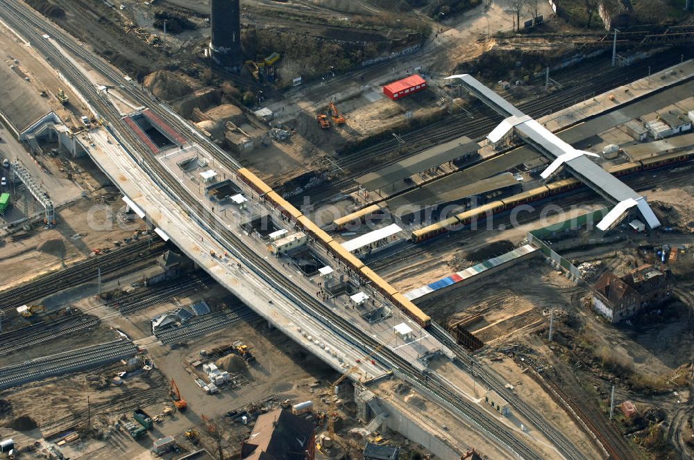 Berlin from the bird's eye view: Blick auf den Um- und Neubau des Berliner S-Bahnhofs Ostkreuz. Der Bahnhof wurde bereits im Jahr 1882 eröffnet und ist somit stark sanierungsbedürftig. Teile der Neubauten führt die EUROVIA Beton GmbH aus. Weiterhin beteiligt ist das Unternehmen VEPRO Verkehrsbauprojekt GmbH. Kontakt EUROVIA: EUROVIA BEton GmbH, Niederlassung Ingenieurbau und Zweigniederlassung Cottbus, Gewerbeparkstraße 17, 03099 Kolkwitz, Tel. +49(0)355 35552 3, Fax +49(0)355 35552 52, EMail: ingenieurbau@eurovia.de; Kontakt VEPRO: Verkehrsbau Projekt GmbH, Storkower Str. 132, 10407 Berlin, Tel. +49(0)30 42194 0, Fax +49(0)30 42194 221