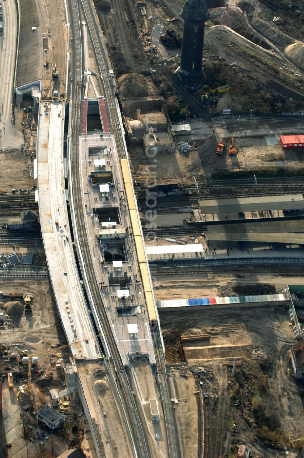 Berlin from above - Blick auf den Um- und Neubau des Berliner S-Bahnhofs Ostkreuz. Der Bahnhof wurde bereits im Jahr 1882 eröffnet und ist somit stark sanierungsbedürftig. Teile der Neubauten führt die EUROVIA Beton GmbH aus. Weiterhin beteiligt ist das Unternehmen VEPRO Verkehrsbauprojekt GmbH. Kontakt EUROVIA: EUROVIA BEton GmbH, Niederlassung Ingenieurbau und Zweigniederlassung Cottbus, Gewerbeparkstraße 17, 03099 Kolkwitz, Tel. +49(0)355 35552 3, Fax +49(0)355 35552 52, EMail: ingenieurbau@eurovia.de; Kontakt VEPRO: Verkehrsbau Projekt GmbH, Storkower Str. 132, 10407 Berlin, Tel. +49(0)30 42194 0, Fax +49(0)30 42194 221