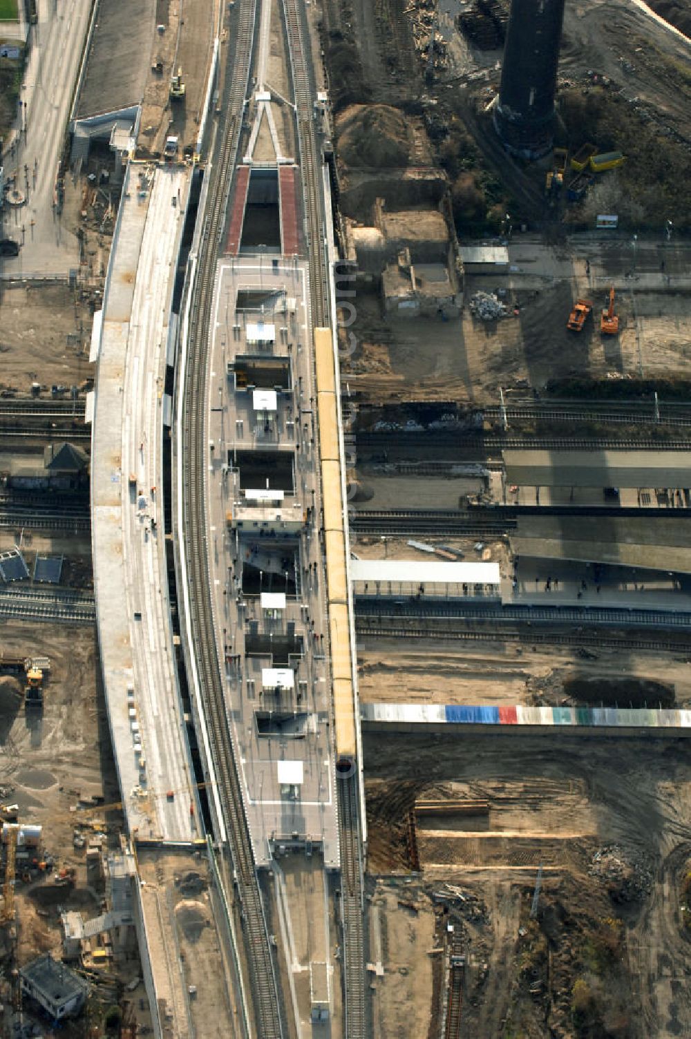 Berlin from the bird's eye view: Blick auf den Um- und Neubau des Berliner S-Bahnhofs Ostkreuz. Der Bahnhof wurde bereits im Jahr 1882 eröffnet und ist somit stark sanierungsbedürftig. Teile der Neubauten führt die EUROVIA Beton GmbH aus. Weiterhin beteiligt ist das Unternehmen VEPRO Verkehrsbauprojekt GmbH. Kontakt EUROVIA: EUROVIA BEton GmbH, Niederlassung Ingenieurbau und Zweigniederlassung Cottbus, Gewerbeparkstraße 17, 03099 Kolkwitz, Tel. +49(0)355 35552 3, Fax +49(0)355 35552 52, EMail: ingenieurbau@eurovia.de; Kontakt VEPRO: Verkehrsbau Projekt GmbH, Storkower Str. 132, 10407 Berlin, Tel. +49(0)30 42194 0, Fax +49(0)30 42194 221