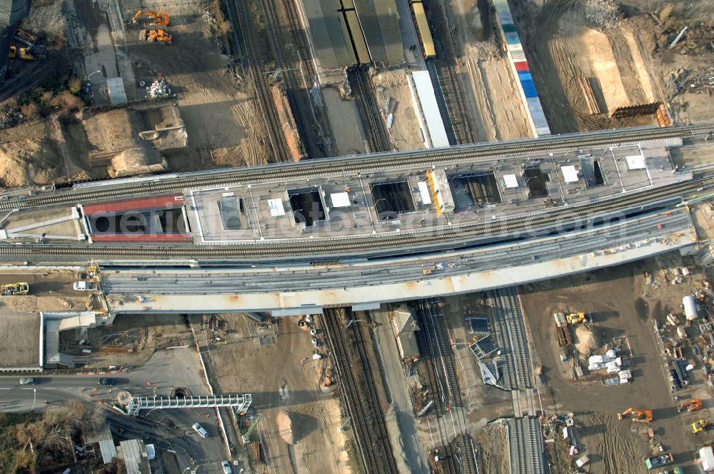 Berlin from above - Blick auf den Um- und Neubau des Berliner S-Bahnhofs Ostkreuz. Der Bahnhof wurde bereits im Jahr 1882 eröffnet und ist somit stark sanierungsbedürftig. Teile der Neubauten führt die EUROVIA Beton GmbH aus. Weiterhin beteiligt ist das Unternehmen VEPRO Verkehrsbauprojekt GmbH. Kontakt EUROVIA: EUROVIA BEton GmbH, Niederlassung Ingenieurbau und Zweigniederlassung Cottbus, Gewerbeparkstraße 17, 03099 Kolkwitz, Tel. +49(0)355 35552 3, Fax +49(0)355 35552 52, EMail: ingenieurbau@eurovia.de; Kontakt VEPRO: Verkehrsbau Projekt GmbH, Storkower Str. 132, 10407 Berlin, Tel. +49(0)30 42194 0, Fax +49(0)30 42194 221